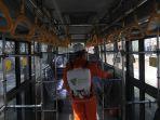 semprot-disinfektan-halte-dan-bus-tmp.jpg