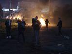 seorang-demonstran-palestina-membakar-ban-selama-bentrokan-dengan-tentara-israel.jpg