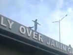 seorang-gadis-mau-melompat-dari-fly-over.jpg