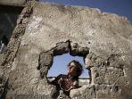 seorang-gadis-palestina-di-rumah-keluarganya-yang-hancur-di-kota-gaza.jpg