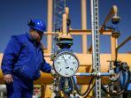 seorang-karyawan-bekerja-di-dekat-pipa-gas-di-stasiun-kompresor-gas-bulgartransgaz.jpg