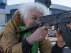 seorang-nenek-latihan-menggunakan-senapan-serbu-ak-47-rusia-vs-ukraina.jpg