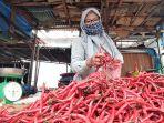 seorang-pedagang-cabe-di-pasar-tradisional-di-pekanbaru-mengenakan-masker.jpg