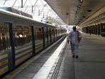 seorang-pekerja-disinfeksi-berjalan-di-stasiun-kereta-once-di-buenos-aires-pada-7-april-2021.jpg