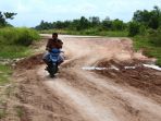 seorang-pengendara-melintas-di-simpang-parit-kitang_20180121_203044.jpg