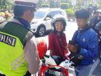 seorang-pengendara-motor-ditilang-polisi-karena-plat-nomornya.jpg