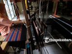 seorang-perajin-songket-sedang-menenun-kain-songket-khas-riau-1_20171004_164823.jpg