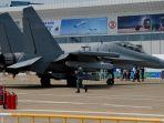 seorang-personel-militer-berjalan-melewati-pesawat-tempur-multiperan-j-16-china.jpg