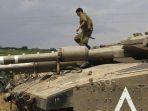 seorang-prajurit-israel-tengah-berdiri-di-atas-tank-merkava-iv.jpg