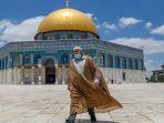 seorang-pria-palestina-berjalan-di-luar-masjid-al-aqsa-yerusalem-9-juli-2020-lalu.jpg