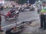 seorang-pria-yang-mengamuk-dan-hancurkan-motor-karena-tak-mau-ditilang-polisi.jpg