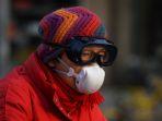 seorang-wanita-memakai-masker-dan-kacamata.jpg