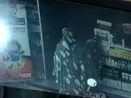 seorang-wanita-terekam-kamera-cctv-mencuri-kotak-amal.jpg