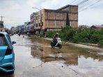 sepeda-motor-mati-akibat-banjir-rob-di-dumai-oktober-2025.jpg