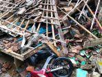 sepeda-motor-tertimpa-rumah-yang-roboh-gempa-cianjur.jpg