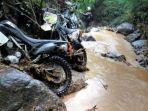 sepeda-motor-trail-setelah-tersapu-arus-deras-sungai.jpg