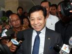 setya-novanto-berikan-surat-keputusan-paripurna-dpr1.jpg