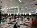 shaf-jarak-masing-masing-jamaah-di-masjid-agung-an-nur-pekanbaru.jpg