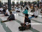 shalat-jumat-berjamaah-dengan-menerapkan-jaga-jarak-di-pekanbaru.jpg