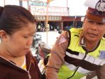 shinta-tampak-menangis-saat-ditilang-polisi-dalam-operasi-zebra-siak-2017_20171109_130843.jpg