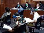 sidang-perdana-kasus-korupsi-jiwasraya-hadirkan-enam-terdakwa_20200603.jpg