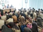 siswa-sman-10-pekanbaru-berkunjung-ke-tribun-pekanbaru_20180912_101820.jpg
