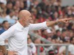 stefano-pioli-meneriakkan-instruksi-kepada-skuadnya.jpg