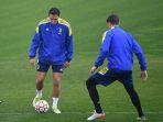 striker-juventus-federico-chiesa-saat-menghadiri-sesi-latihan.jpg