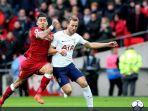 striker-liverpool-roberto-firmino-terlibat-perebutan-bola-dengan-harry-kane.jpg