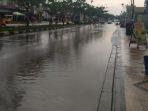 suasana-jalan-diponegoro-pasir-pangaraian-dipenuhi-dengan-genangan-air-saat-hujan-tiba.jpg