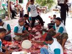 suasana-pemotongan-hewan-kurban-di-masjid-al-hidayah-kelurahan-jaya-mukti_20180822_151056.jpg