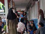 suasana_haru_dan_hangat_masyarakat_tatap_muka_dengan_keluarganya_di_dalam_lapas_selatpanjang.jpg