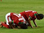 sujud-syukur-dua-pemain-timnas-u-16-indonesia_20170918_175818.jpg