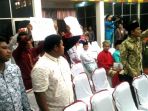 sukiman-dapat-kartu-merah-dari-mahasiswa-rapat-paripurna-hari-jadi-ke-19-rohul_20181013_085646.jpg