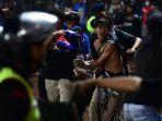 suporter-arema-korban-kerusuhan-di-stadion-kanjuruhan-digotong-rekannya.jpg