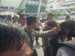sweeping-polisi-asrama-peserta-kongres-hmi-mahasiswa-sulselbar-2-23112015_20151123_111418.jpg
