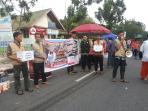 syam-organizer-aksi-sosial-banjir-garut-di-car-free-day-pekanbaru_20161002_165830.jpg
