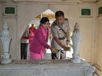 tabur-bunga-di-makam-sultan-syarif-kasim_20170705_164215.jpg