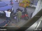tangkap-layar-cctv-yang-memperlihatkan-seorang-pengemudi-mobil-pukul-remaja.jpg