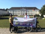 tasman-jen-dan-joko-berfoto-di-depan-istana-presiden-republik-federal-jerman_20180919_124506.jpg