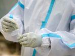 tenaga-medis-menyimpan-sampel-sawab-tes-covid-19.jpg