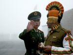 tentara-tiongkok-memberi-isyarat-saat-dia-berdiri-di-dekat-seorang-tentara-india.jpg