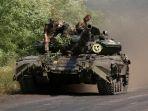 tentara-ukraina-mengendarai-tank-di-jalan-di-wilayah-donetsk-pada-20-juli-2022.jpg