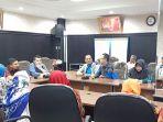 terancam_tidak_dapat_single_salary_belasan_guru_datangi_dprd_pekanbaru.jpg