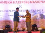 terima_golden_award_siwo_pwi_ini_harapan_ketua_koni_riau.jpg