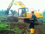 tim-damkar-siak-membuat-blocking-kanal_20151023_151000.jpg