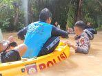 tim-evakuasi-masyarakat-saat-banjir-di-rohul.jpg