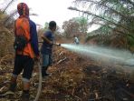 tim-fert-rapp-bersama-bpbd-dampar-mpa-dan-tnipolri-berjibaku-melakukan-pemadaman_20171026_163818.jpg