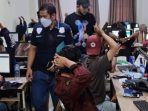 tim-krimsus-satreksrim-polres-metro-jakarta-barat-menggerebek-kantor-fintech-pinjol-ilegal.jpg