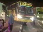 truk-menghadang-rombongan-bus-nekat-melawan-arah.jpg